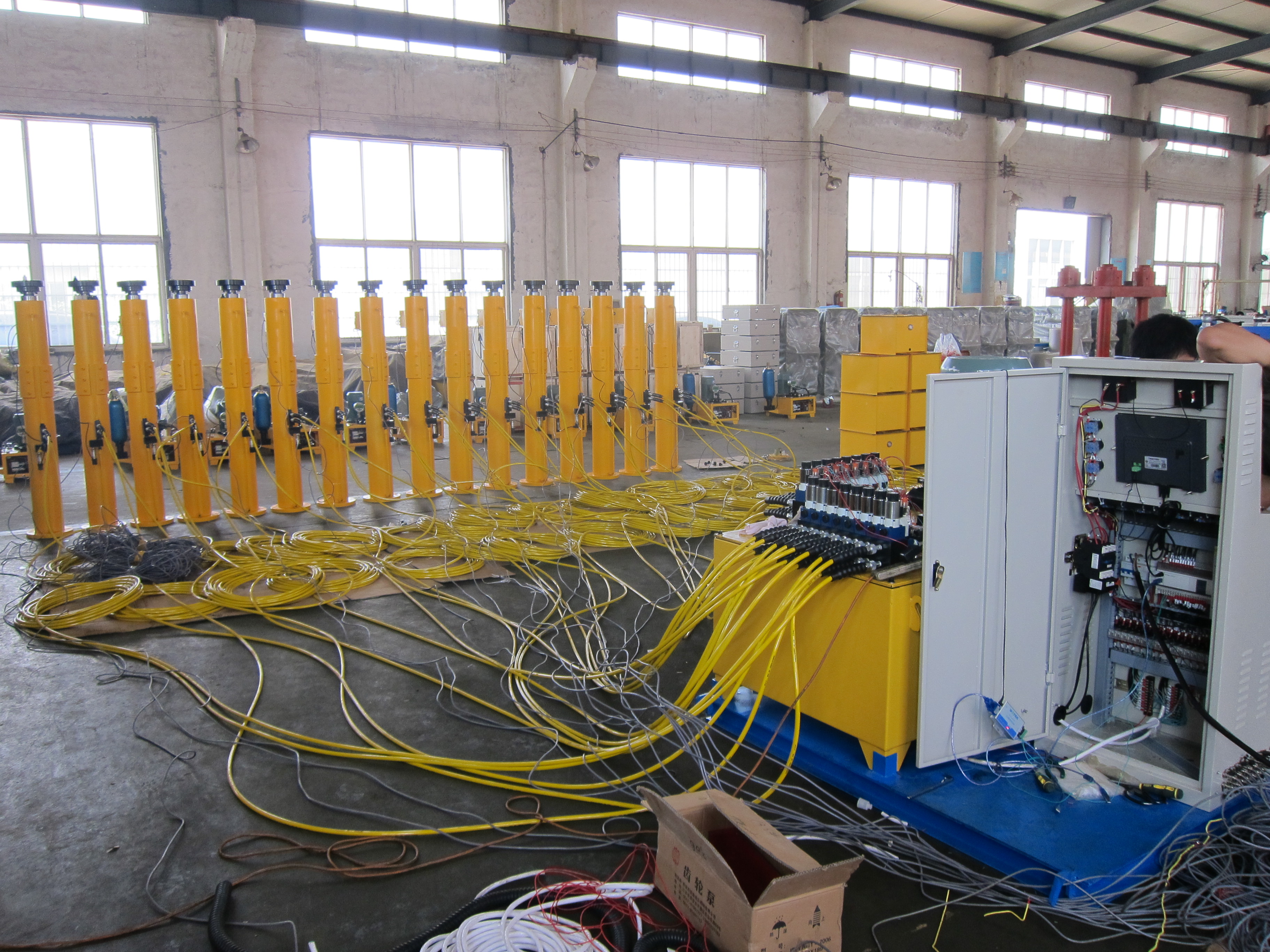 PLC intelligent synchronous jacking control system